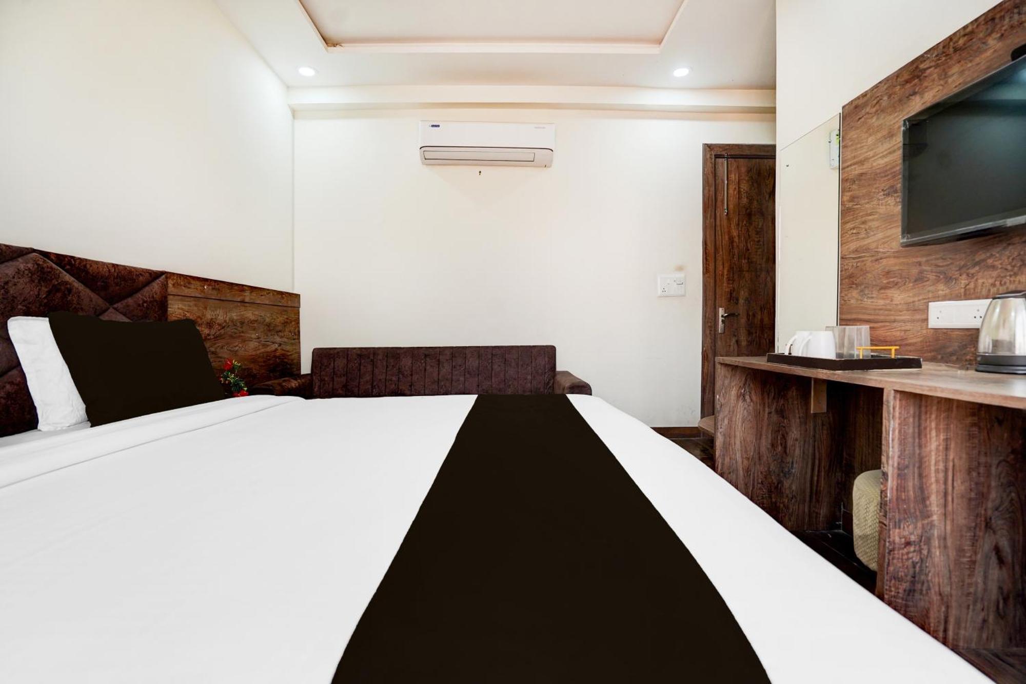 Super Townhouse Taj Nagri Basai Formerly Royal Empire Tājganj Exterior photo